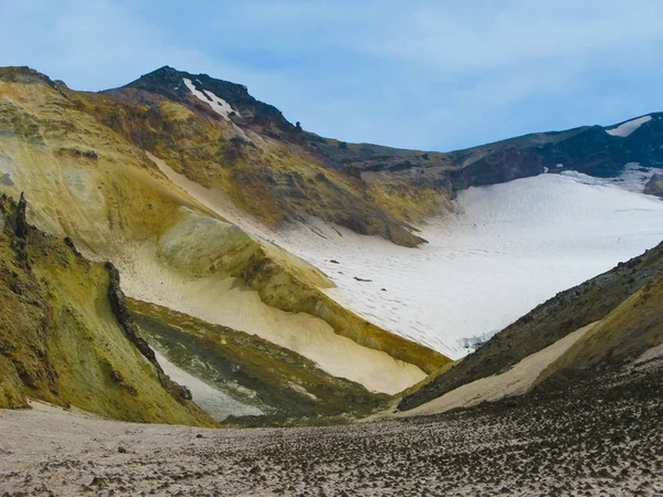 Panoráma a kráter a vulkán Mutnovsky, Kamchatka, Oroszország — Stock Fotó