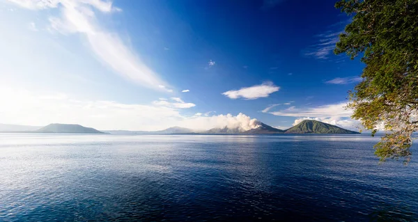 Eruzione del vulcano Tavurvur, Rabaul, isola della Nuova Britannia, Papua Nuova Guinea — Foto Stock