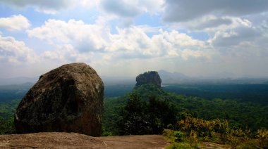 Sigiriya için aka aslan Rock Pidurangala dağ Sri Lanka üzerinden görüntülemek