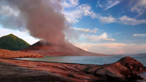 Erupción del volcán Tavurvur, Rabaul, isla de Nueva Bretaña, Papúa Nueva Guinea — Foto de Stock