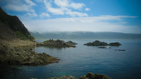 Rochers du cap Stolbchatiy à Kunashir, îles kurdes, Russie — Photo