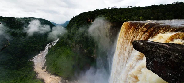 Cascade Kaieteur, l'une des plus hautes chutes du monde dans la rivière potaro Guyane — Photo