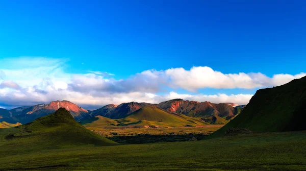 Landmannalaugar färgade bergen, fantastiska dalen inre delen av ön, Island — Stockfoto