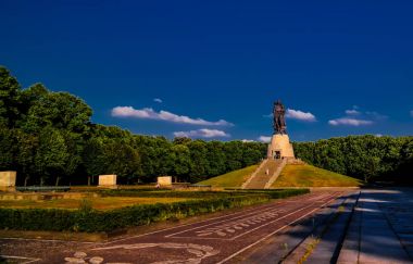 Sovyet Sovyet savaş anıtı için aka Sovyet kenotaph Treptower Park, Berlin, Almanya göster.