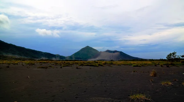 Erupción del volcán Tavurvur, Rabaul, isla de Nueva Bretaña, Papúa Nueva Guinea — Foto de Stock