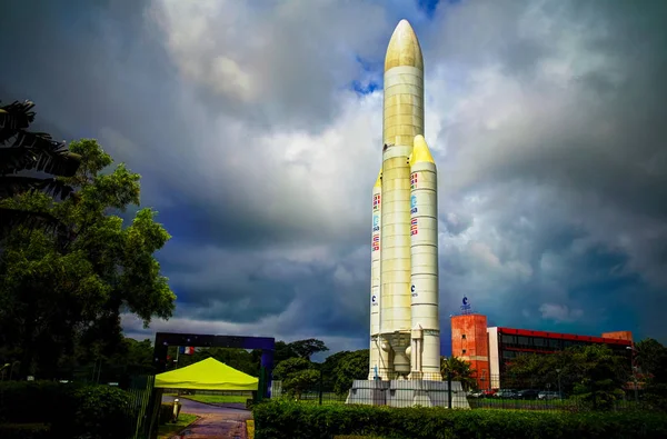 Cohete espacial monumento dentro del Centro Espacial de la Guayana, Kourou, Guayana Francesa — Foto de Stock