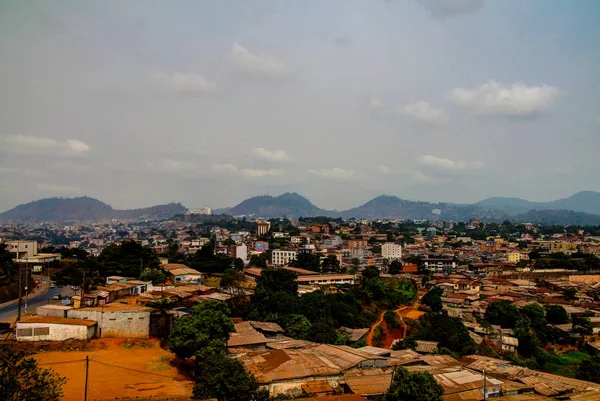 Повітряні міський пейзаж подання до Яунде столицею Камеруну — стокове фото