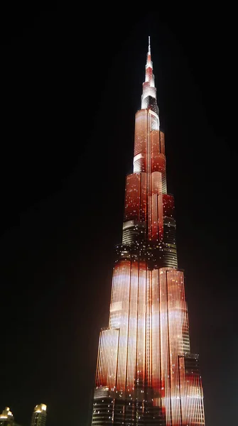 Νυχτερινή άποψη να ουρανοξύστης Burj Khalifa στο Ντουμπάι, Ηνωμένα Αραβικά Εμιράτα — Φωτογραφία Αρχείου