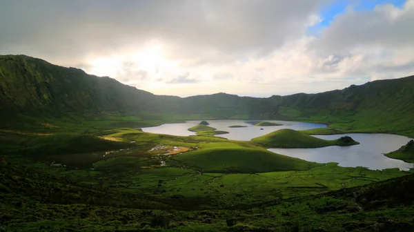 Pôr-do-sol paisagem vista para a cratera Caldeirao, Corvo ilha, Açores, Portugal — Fotografia de Stock