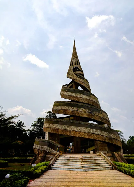 Vista exterior para o Monumento da Reunificação, Yaounde, Camarões — Fotografia de Stock