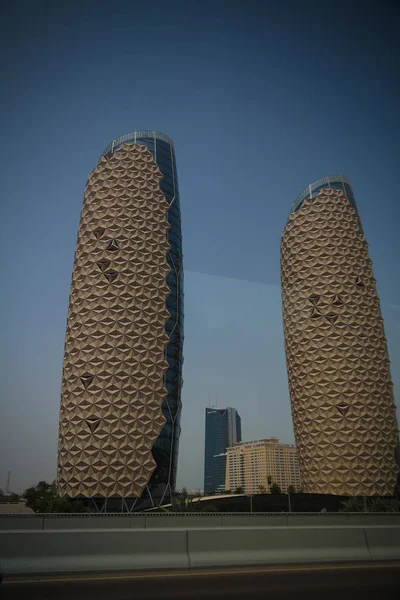 Wolkenkrabbers in het centrum van Abu Dhabi, Verenigde Arabische Emiraten — Stockfoto
