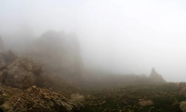 Πανόραμα του βουνού Schalbus-Dag σε ομίχλη, Νταγκεστάν, Καυκάσου Ρωσίας — Φωτογραφία Αρχείου