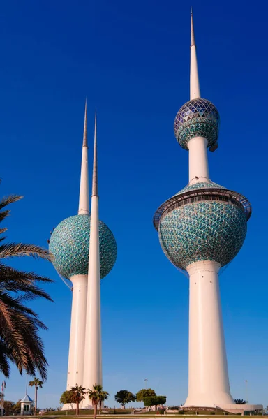Buitenaanzicht naar zoet waterreservoir aka Kuwait Towers, Koeweit — Stockfoto