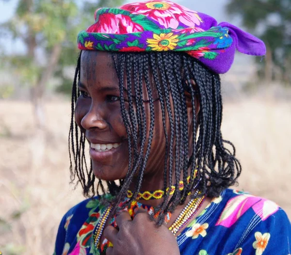 Портрет татуированной Мбороро или женщины племени Водаабе в Поли, Камерун — стоковое фото