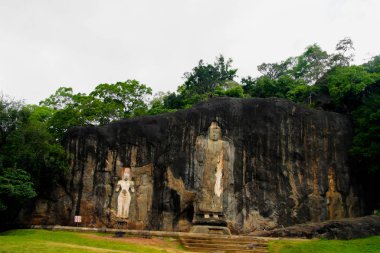 Buduruwagala buddist Tapınağı dış görünümüne. Sri-Lanka