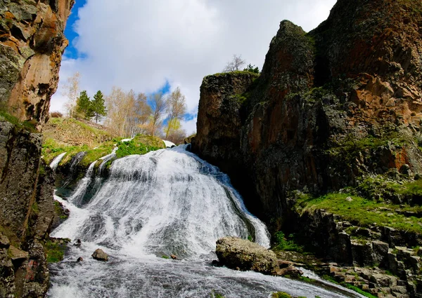 Panorama van Jermuk waterval op Arpa rivier, Armenië — Stockfoto