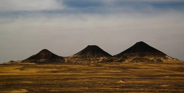 Mountain landscape in Black Desert, Bahariya, Egypt — Stock Photo, Image
