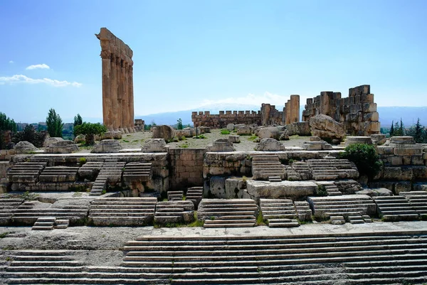 Ruinas del templo de Júpiter y gran corte de Heliópolis en Baalbek, valle de Bekaa Líbano — Foto de Stock