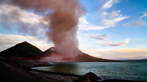 Erupción del volcán Tavurvur, Rabaul, isla de Nueva Bretaña, Papúa Nueva Guinea — Foto de Stock