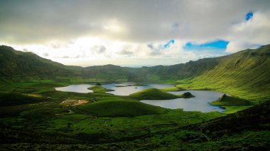 Gün batımı manzaralı Caldeirao krater, Corvo Adası, Azores, Portekiz için