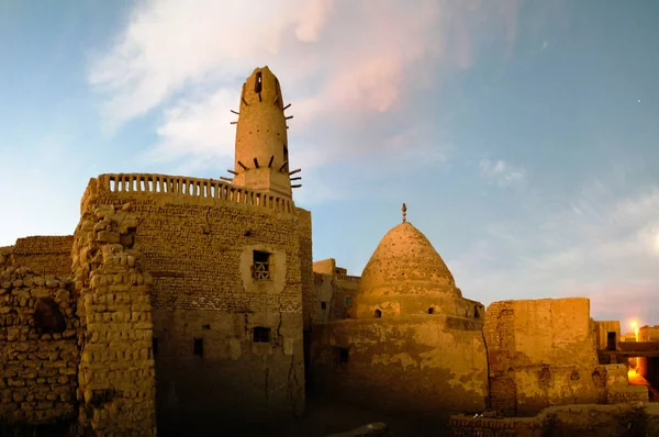 Buitenaanzicht naar Al-Qasr oude stad en moskee, Dakhla-oase, Egypte — Stockfoto