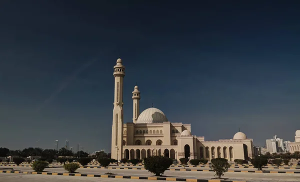 Vista exterior a la mezquita Al Fateh, Manama, Bahréin — Foto de Stock