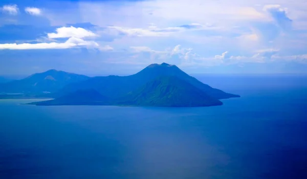 Luchtfoto naar Tavurvur vulkaan, Rabaul, Nieuw-Brittannië eiland, Papoea-Nieuw-Guinea — Stockfoto