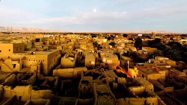 Vista aérea al casco antiguo de Al-Qasr, oasis de Dakhla, Egipto —  Fotos de Stock