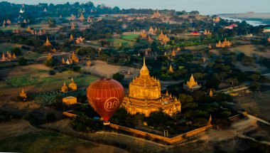 Balonculuk Bagan, Myanmar üzerinde şafak