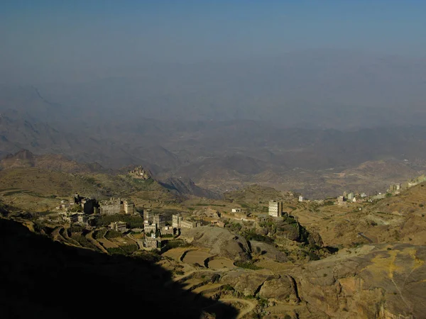 View to Manakha fortress and old city and terrace farming, Yemen — Stock Photo, Image