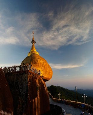 Kyaiktiyo Pagoda aka altın rock günbatımı Myanmar