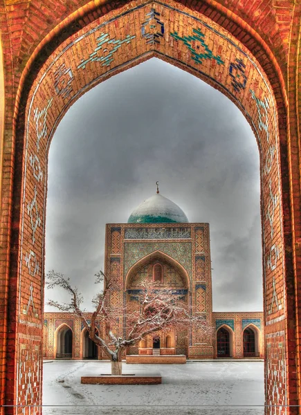 Pátio da mesquita Kalyan como parte do complexo Po-i-Kalyan Bukhara, Uzbequistão — Fotografia de Stock