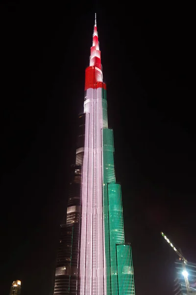 Nachtansicht zum Wolkenkratzer Burj Khalifa in Dubai Flagge von uae, uae — Stockfoto