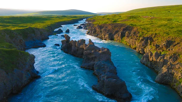 วิวภูมิทัศน์แม่น้ําสกายจาลาฟันดาฟลอต ที่มีเกาะร็อค ไอซ์แลนด์ — ภาพถ่ายสต็อก