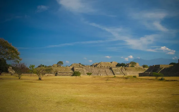 Panoráma a régi Maja romos város, Monte Alban, Oaxaca, Mexikó — Stock Fotó