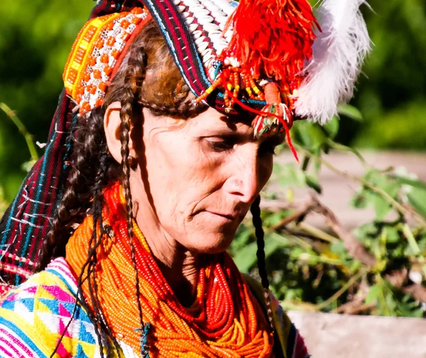 Portrét ženy kmene Kalash v národním kroji na Joshi fest Bumburet, Kunar, Pákistán — Stock fotografie