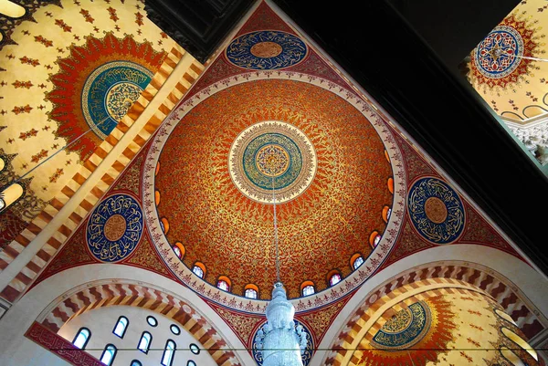 Interior view to mosaic ceiling of Mohammad Al-Amin Mosque, Beirut, Lebanon — Stock Photo, Image