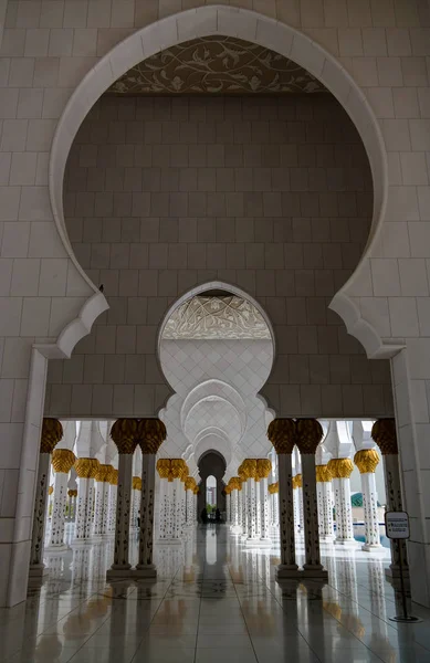 Vista interior de la mezquita Sheikh Zayed, Abu-Dhabi, Emiratos Árabes Unidos — Foto de Stock