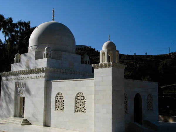 Vista esterna sul mausoleo dei baffi, Hoteyb, Yemen — Foto Stock