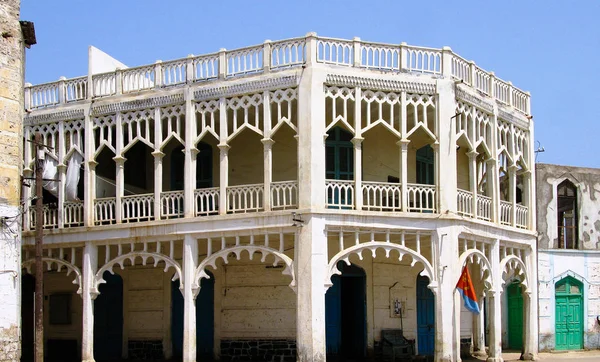 Edifício de estilo colonial na rua de Massawa, Eritreia — Fotografia de Stock