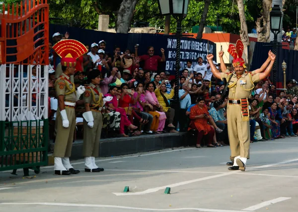 Марширують Індійська охоронців в національних парадний на церемонії зниження прапори на кордоні між Пакистаном і Індії, Wagah, Лахор, Пакистан — стокове фото