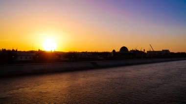 Günbatımı üzerinde Kyzketken, kanal, Nukus, Karakalpakstan, Özbekistan