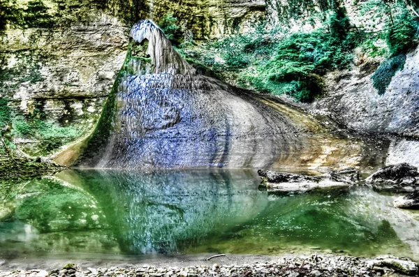 Visa till stalagmit under vattenfallet Shakuran, Abchazien — Stockfoto
