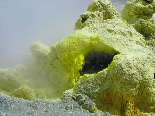 Fumarole en el cráter activo del volcán Mutnovsky, Kamchatka, Rusia — Foto de Stock