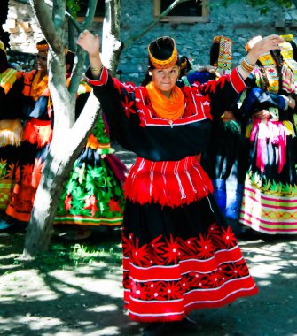 Joshi fest Bumburet, Kunar, Pakistan, ulusal kostüm Kalash kabile kadın portresi