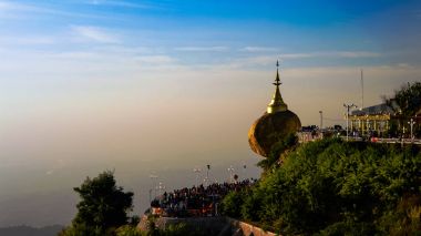 Kyaiktiyo Pagoda aka altın rock günbatımı Myanmar