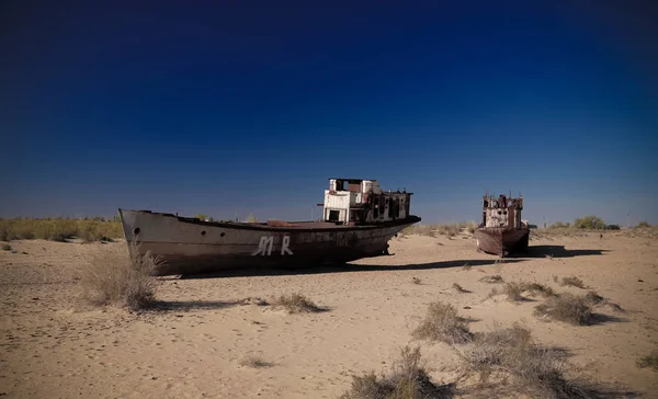 Panorama del cementerio de barcos cerca de Moynaq al amanecer, Karakalpakstan, Uzbekistán — Foto de Stock