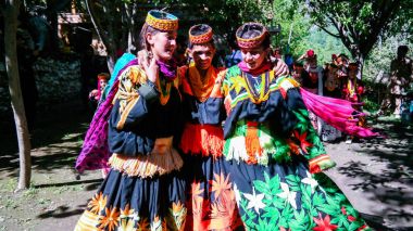 Joshi fest Bumburet, Kunar, Pakistan, ulusal kostüm Kalash kabile kadın portresi