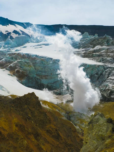 Fumarole aktív kráter Mutnovsky vulkán, Kamchatka, Oroszország — Stock Fotó