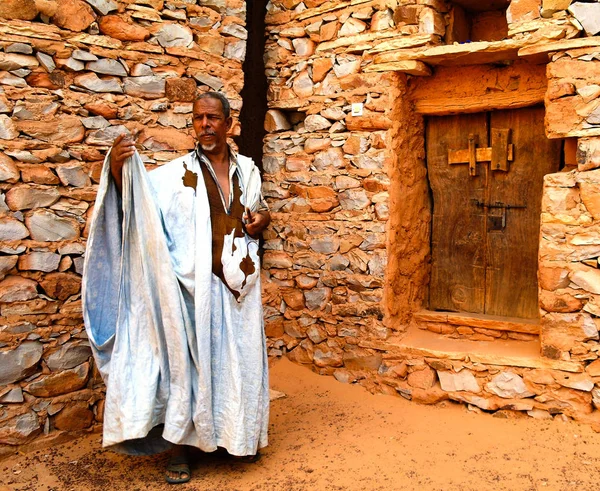 Портрет мавританского мужчины в национальных костюмах Бубу или дерраа, Чингуетти, Мавритания — стоковое фото